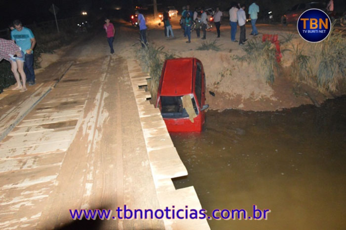 Jovens recém-casados morrem após carro cair dentro de rio em Buritis
