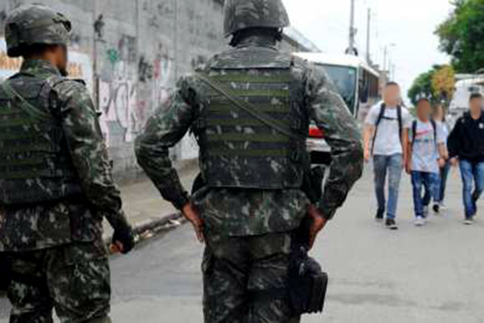 Oficial do Exército perde patente por furto durante operação militar no Rio