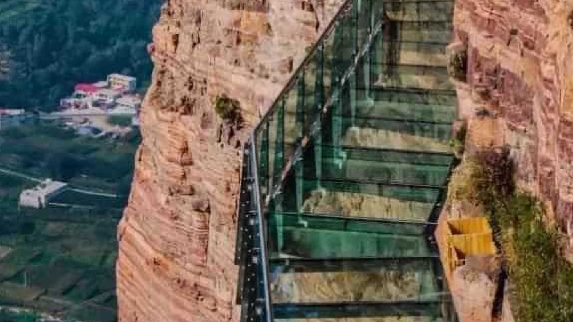 Ilusão faz vidros de ponte trincar com pessoas em cima