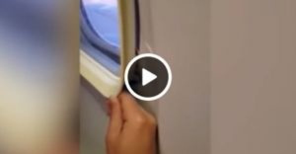 Janela de avião se descola durante voo 