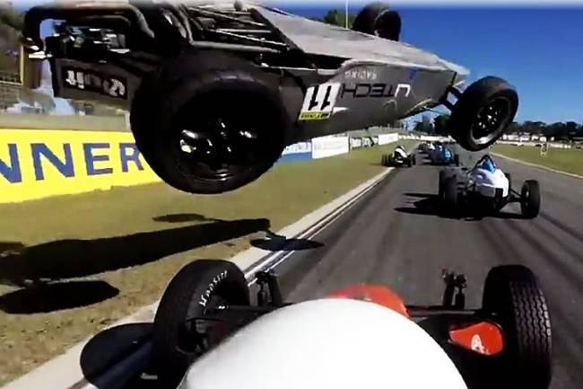 Piloto sofre incrível acidente em prova da Fórmula Vee