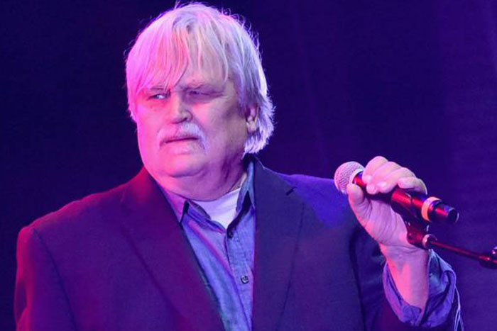 Músico morre no palco, sem ser notado, durante show nos EUA