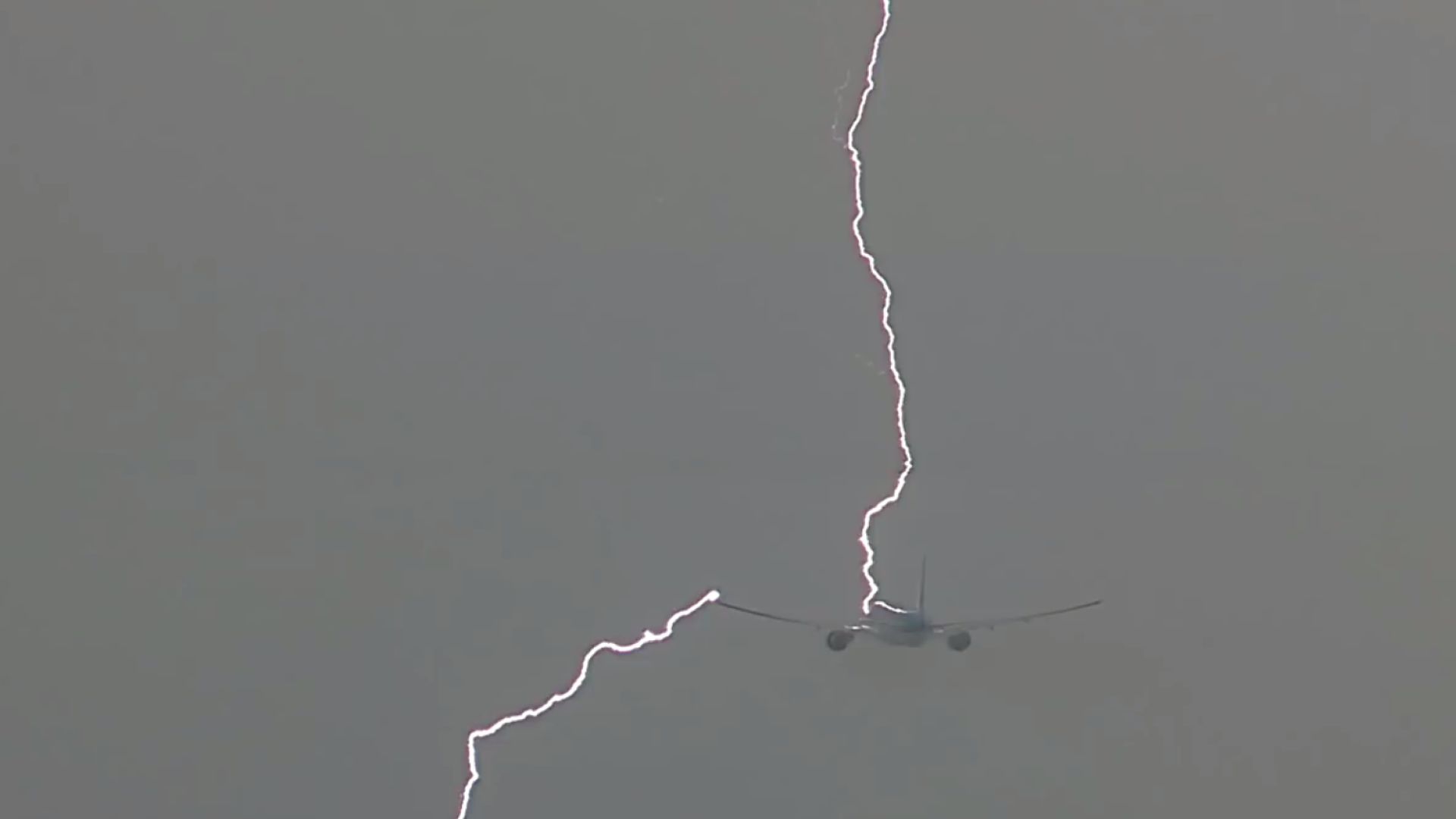 Amsterdã: Avião é atingido por raio após decolagem