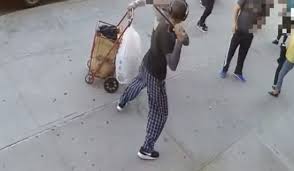 Revoltante - Idoso de 90 anos é agredido por homem em Nova Iorque