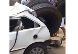 Pneu de caminhão se desprende e destrói carro no Ceará