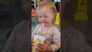 Vídeo mostra reação de bebê ao provar Coca-Cola pela primeira vez