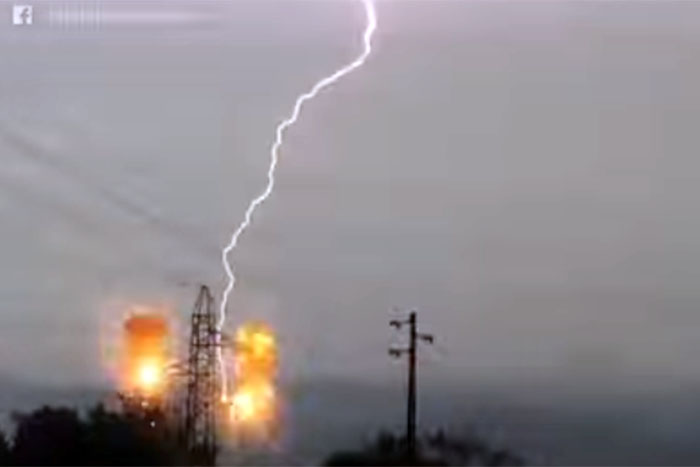 Relâmpago atinge poste de alta voltagem em Portugal