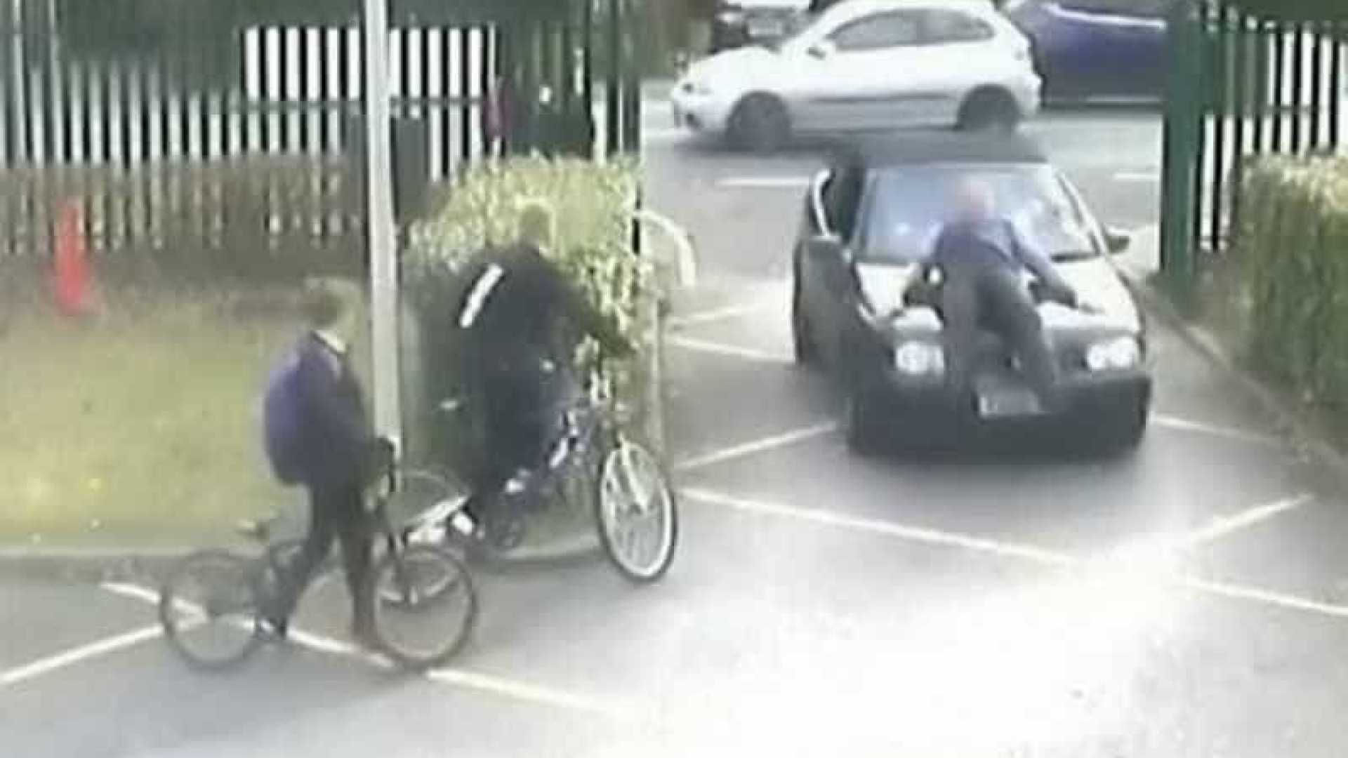 Ataque de fúria: pai de aluno atropela professor