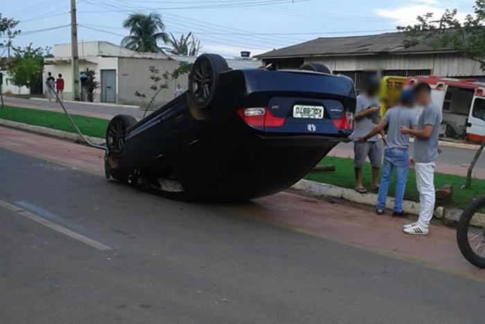 Ouro Preto: motorista invade canteiro, bate em poste e capota