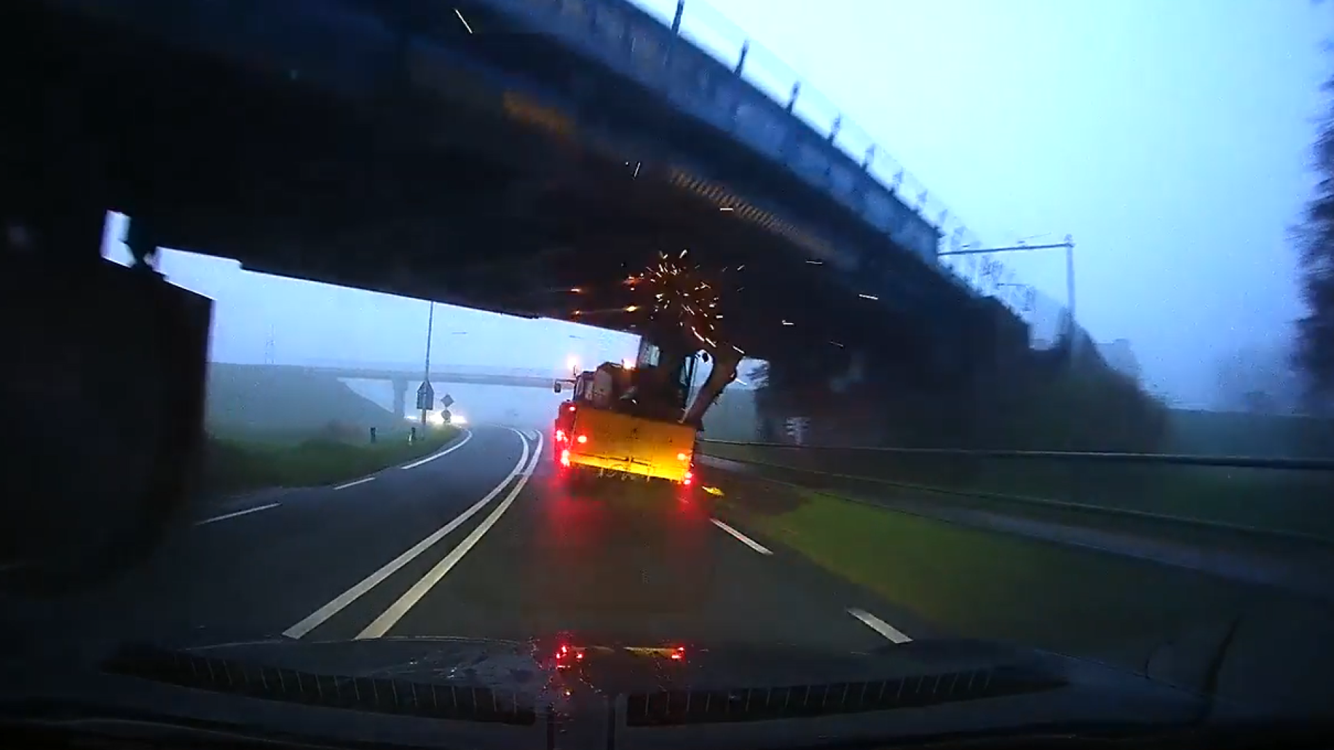 Trator bate violentamente contra viaduto na Holanda