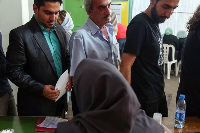 Iranianos vão às urnas para eleger novo presidente
