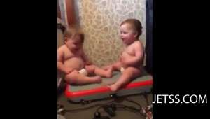 Bebês se divertem em aparelho que treme e caem na gargalhada