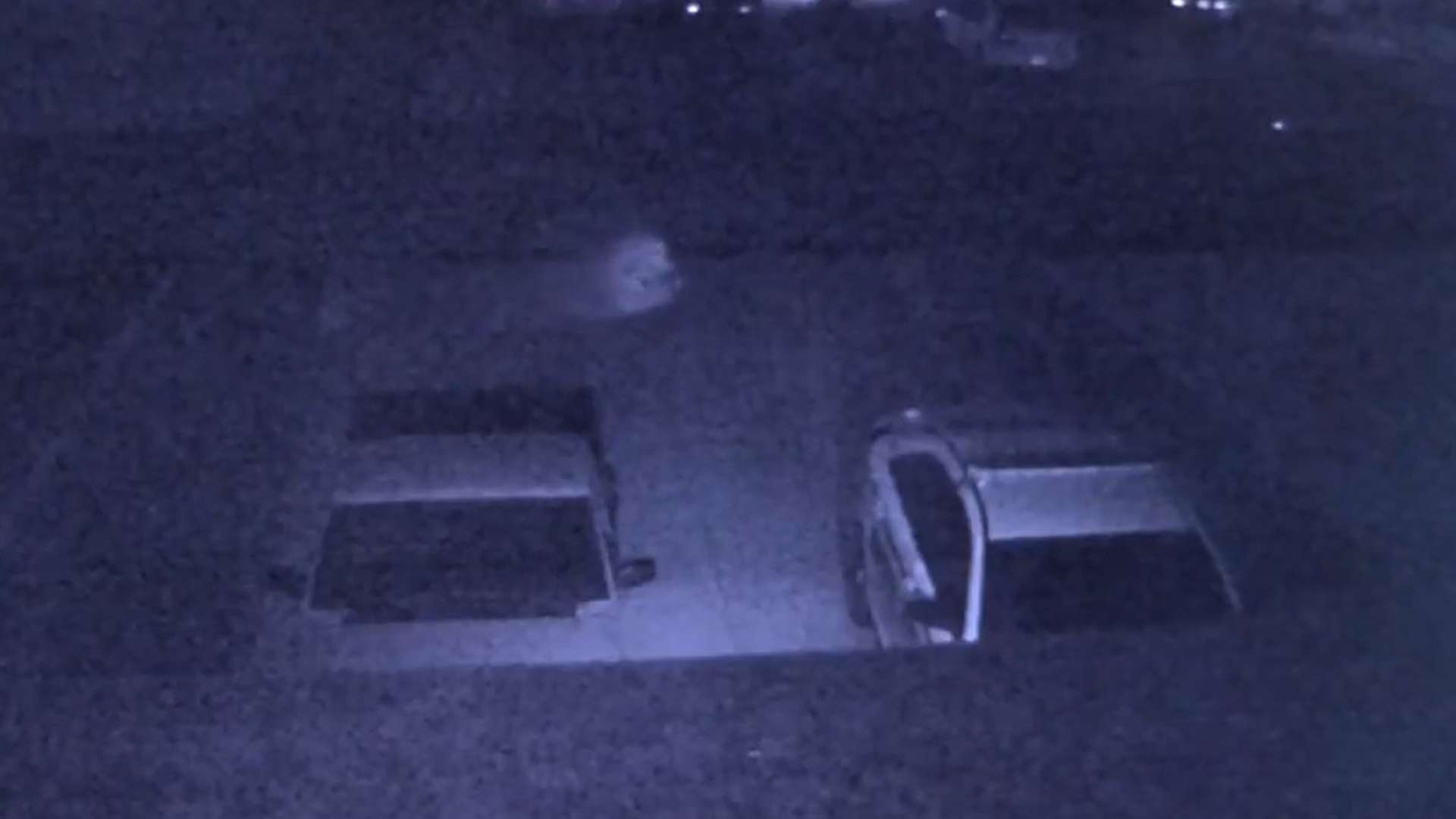 Suposto fantasma é flagrado por câmera de segurança