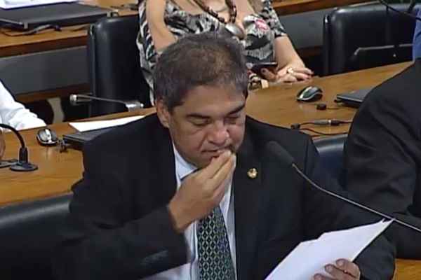 Dentadura do senador Hélio José cai durante discurso