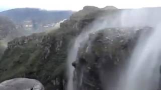 Vento inverte fluxo de água na Cachoeira da Fumaça - Chapada Diamantina