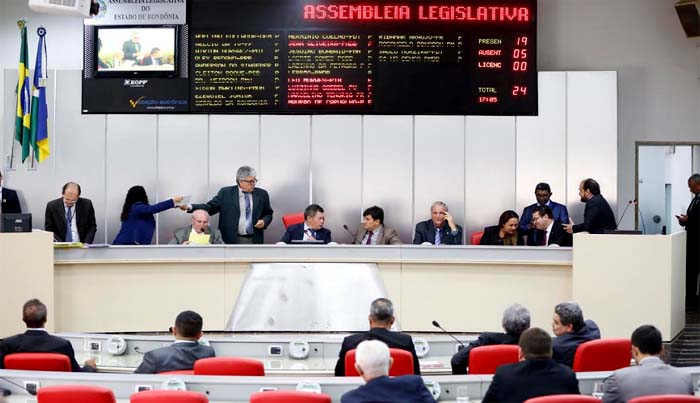 Assembleia analisa e derruba cinco vetos do Executivo a projetos do Legislativo