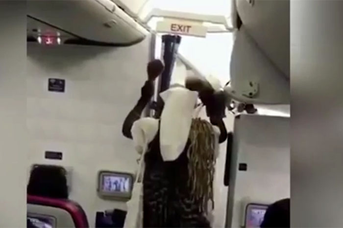 Grupo nigeriano pratica ritual espiritual em voo