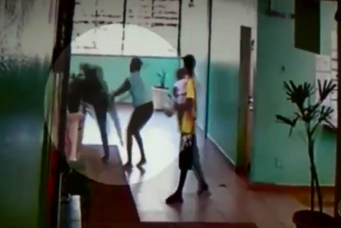Mãe e filho agridem vice-diretora em escola de Campinas