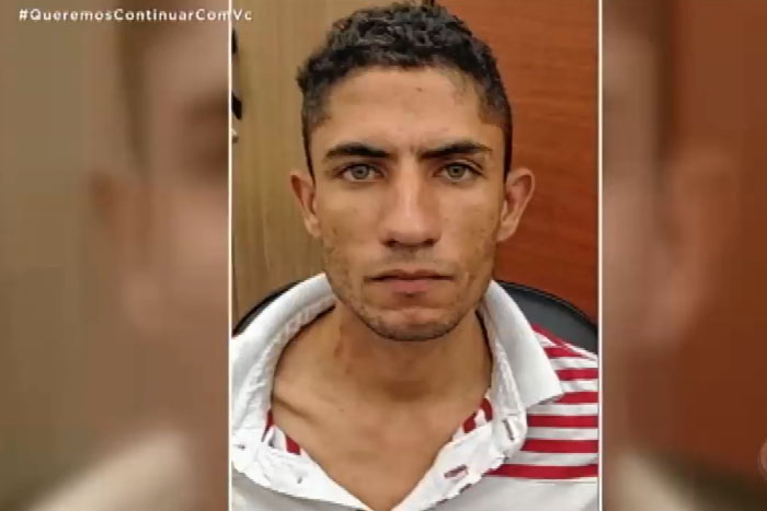 Pai tortura filhos e se esconde dentro do sofá para fugir da PM