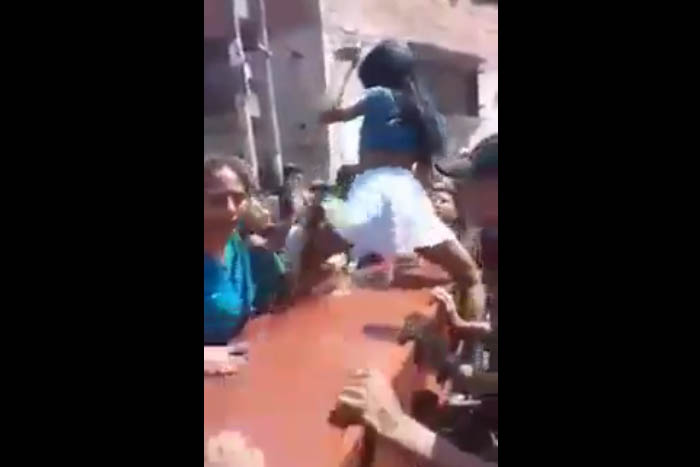 Mulheres dançam 'reggaeton' em cima de caixão em velório