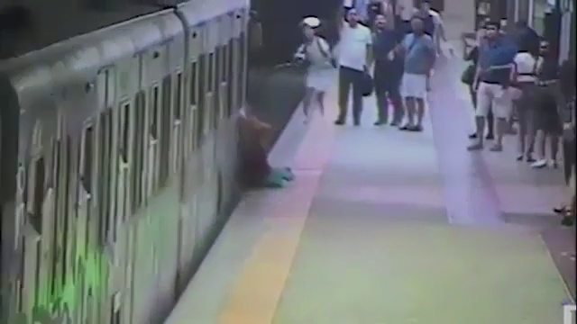 Mulher é arrastada por trem e provoca debates na Itália