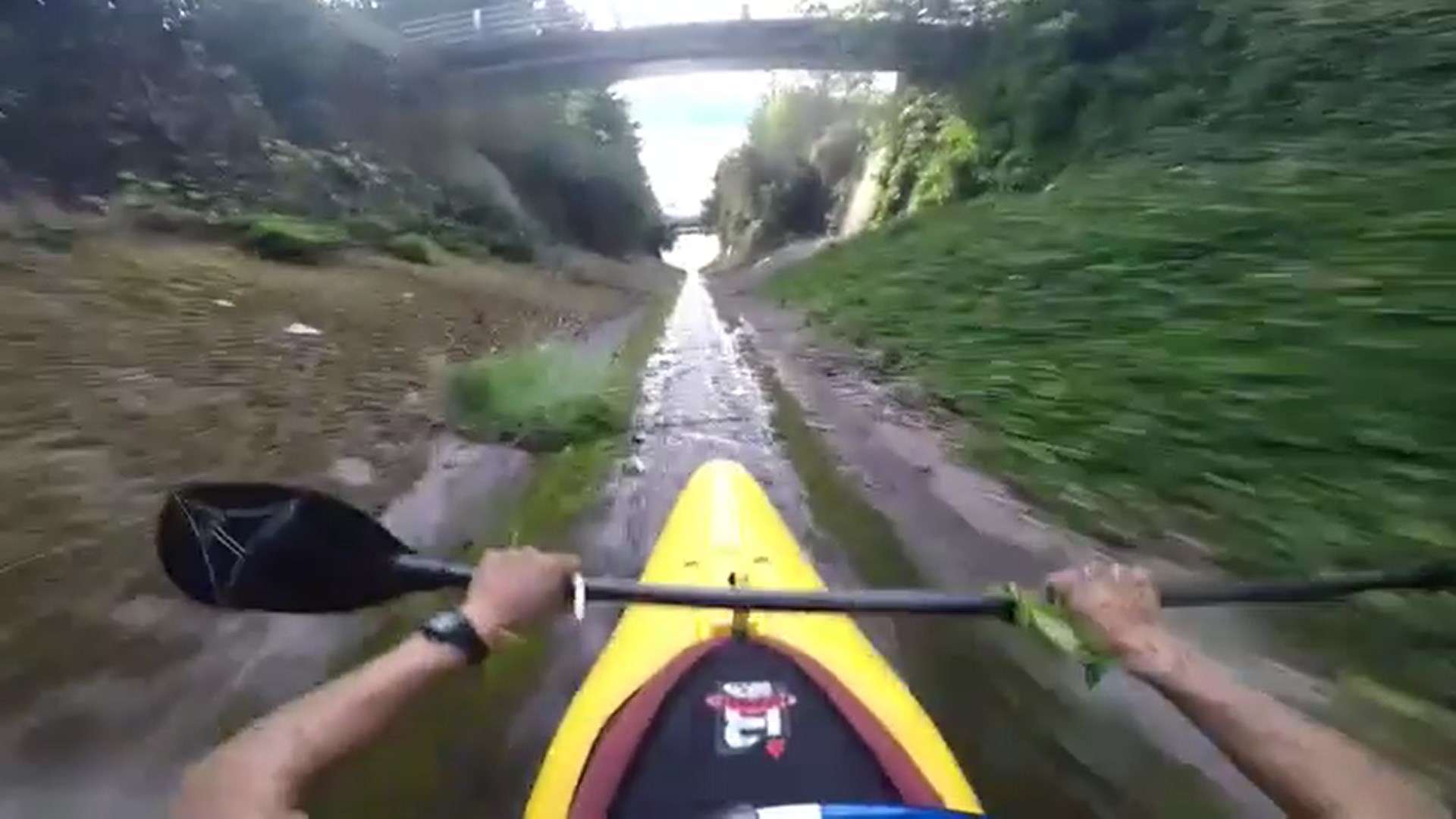 Canoísta desce vala  em alta velocidade