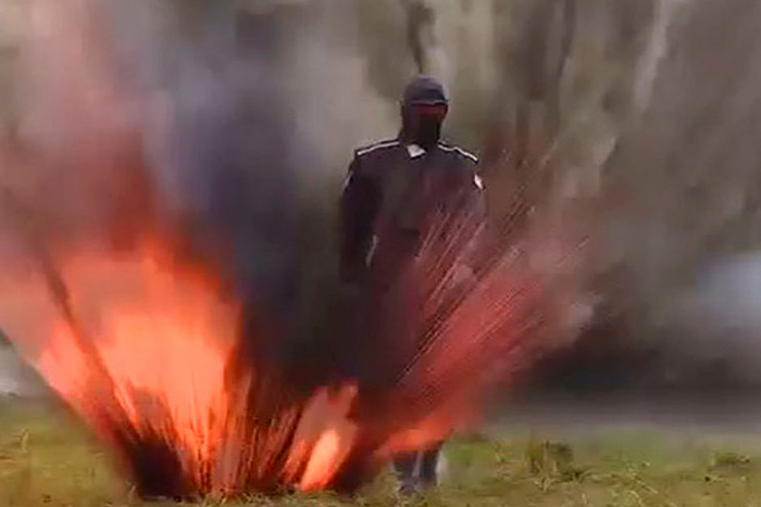 Russa caminha entre fogo e explosões 