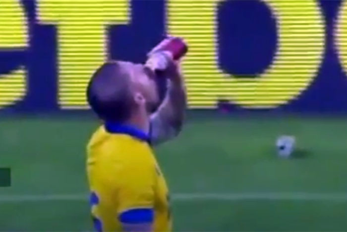 Jogador bebe cerveja arremessada pela torcida e faz gol em seguida