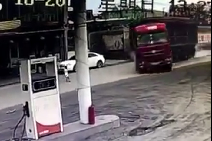 Incrível - Motorista age rápido e evita acidente