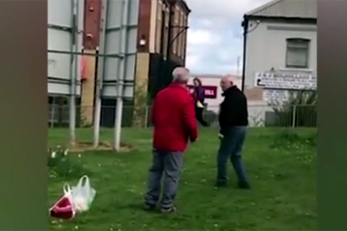Idosos brigam em frente a asilo e acabam procurando  os óculos