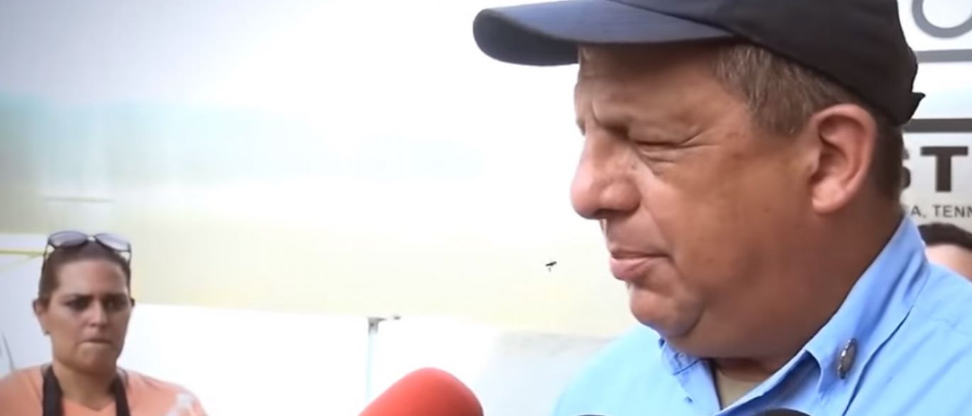 Presidente da Costa Rica engole vespa durante entrevista