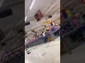 Enfurecido, cliente destrói monitores em hipermercado
