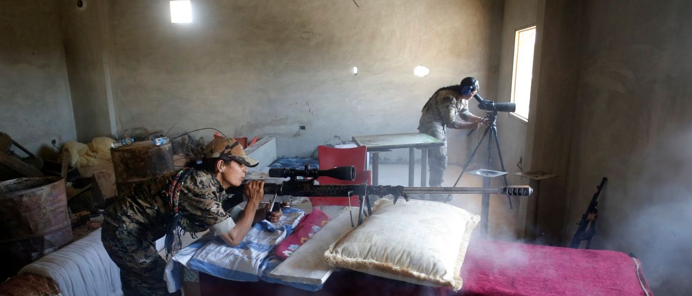 Mulher ri após tiro passar a centímetros de sua cabeça na Síria