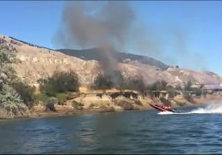 Lancha faz ondas com o motor para apagar incêndio no Canadá