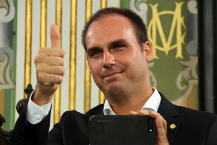 Manifestantes atiram ovos contra filho de Bolsonaro em Salvador