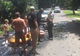 Policiais brincam em escorregador de sabão com crianças