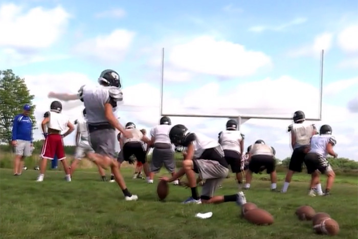Jogada errada em futebol americano vira gol incrível