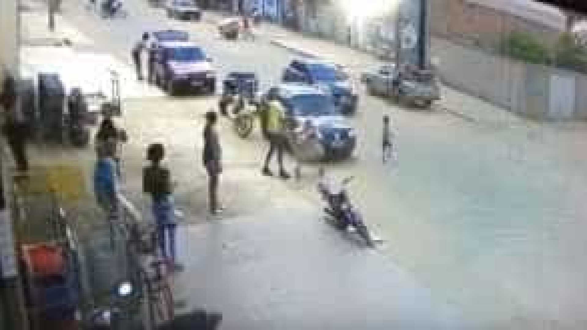 Menino é atropelado por veículo e sai ileso