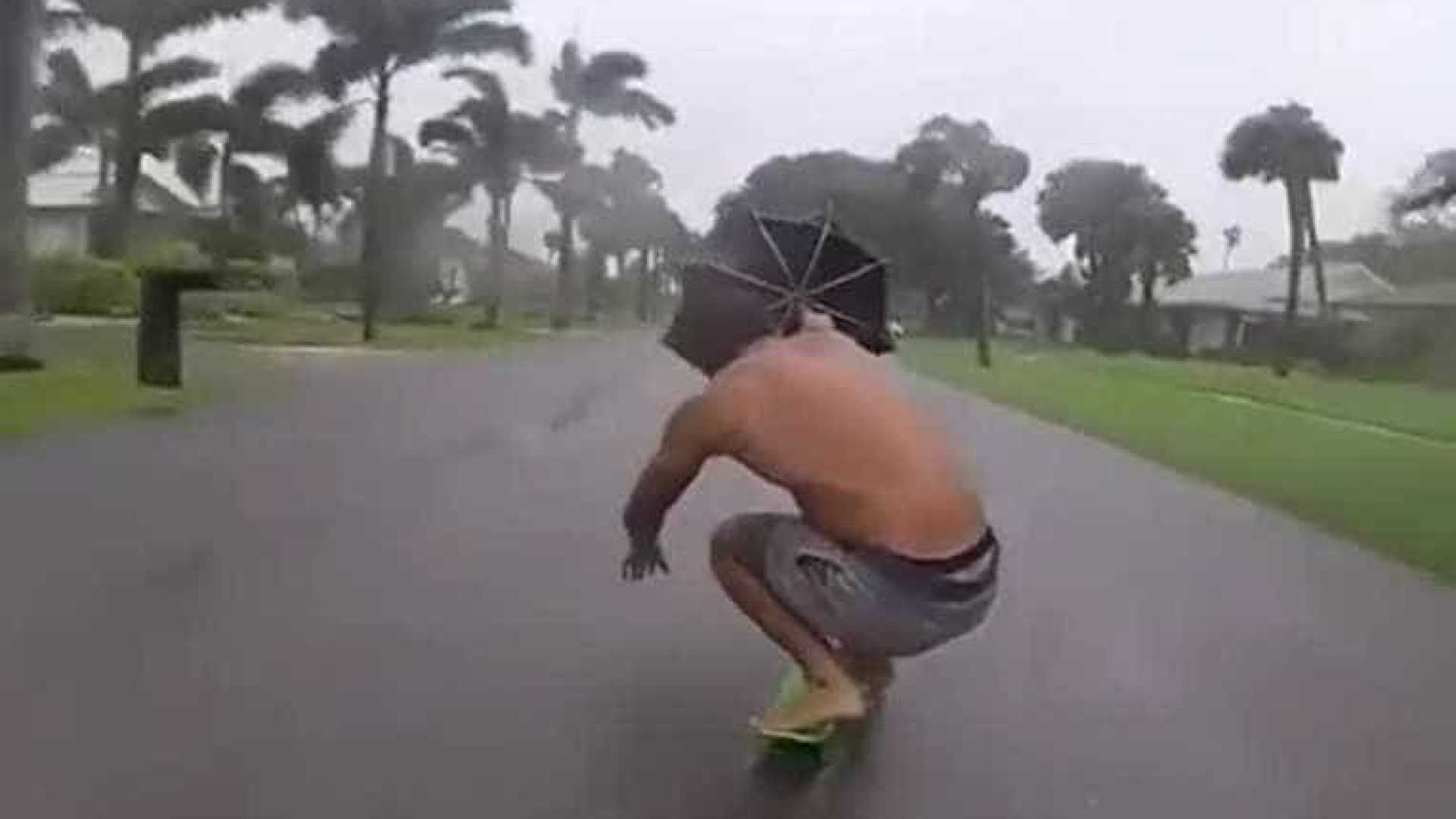 Homem anda de skate durante furacão Irma