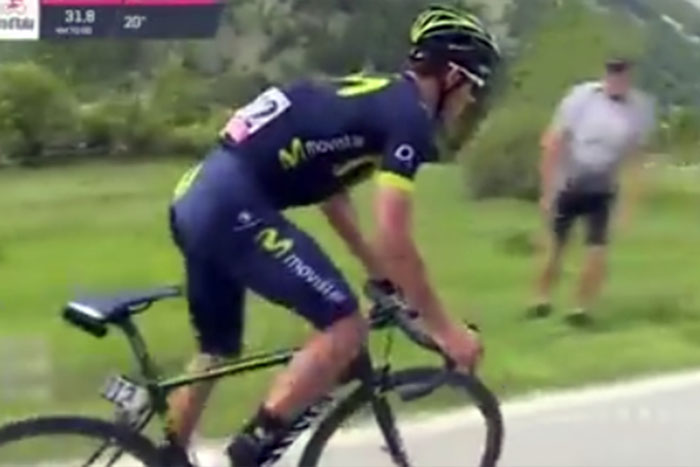 Ciclista com problema estomacal passa mal e faz cocô durante competição