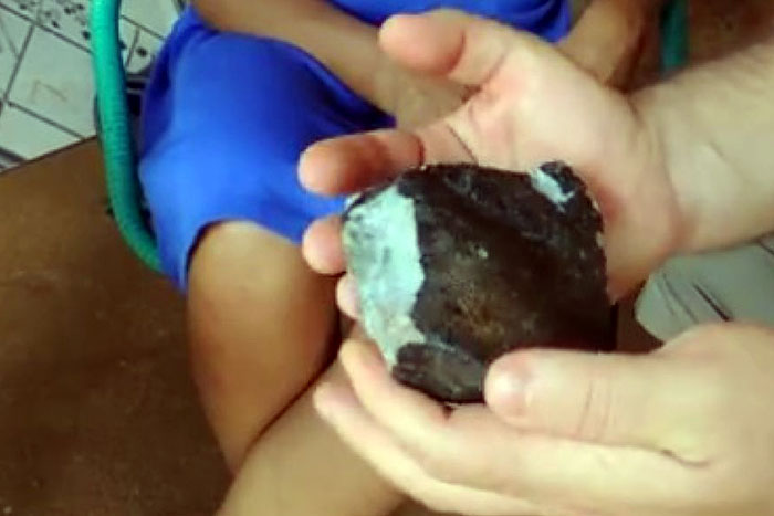 Meteorito raro cai perto de escola e é resgatado por pesquisador