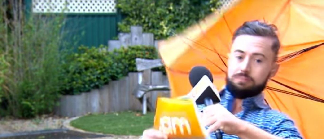 Meteorologista é carregado por guarda-chuva durante ao vivo na TV