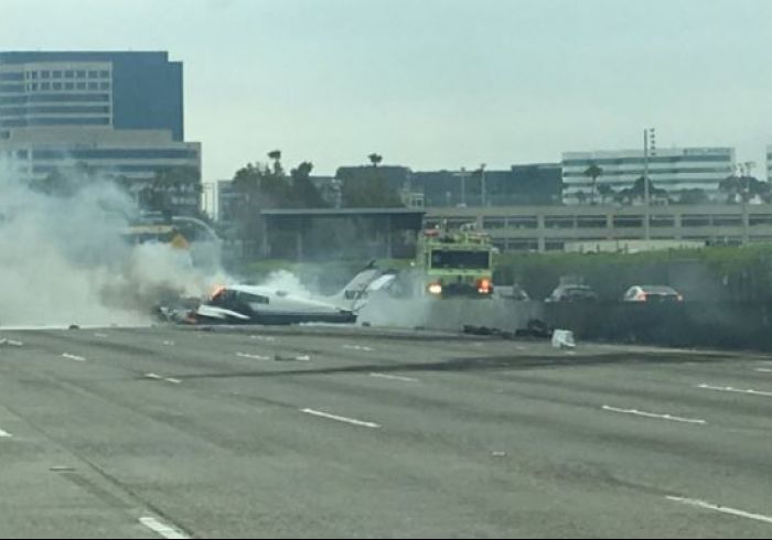 Avião cai em rodovia da Califórnia