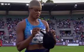 Peruca cai e prejudica atleta no salto em distância