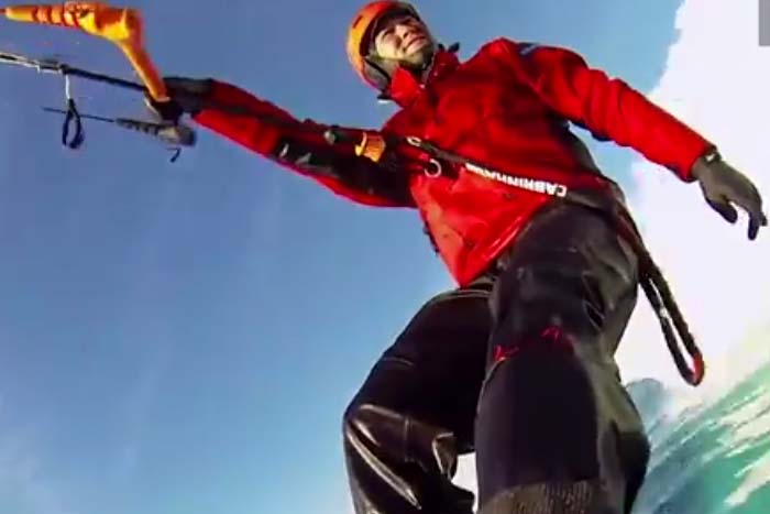 Atleta pratica kitesurf entre enormes icebergs na Groelândia 