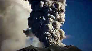 Vulcão Sabancaya no Peru entra em erupção