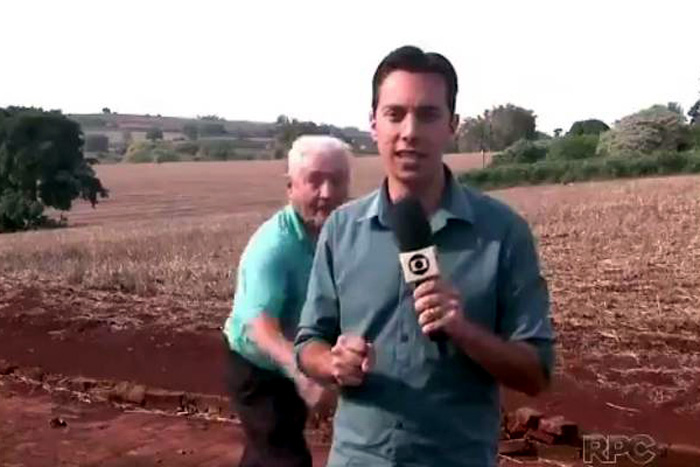 'Vovô zoeiro' assusta repórter  durante filmagem