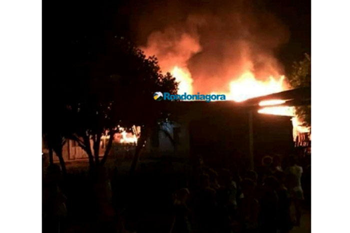 Incêndio destrói casa em Candeias do Jamari