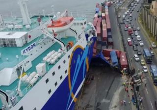 Navio é arrastado pela maré e invade cais durante ancoragem