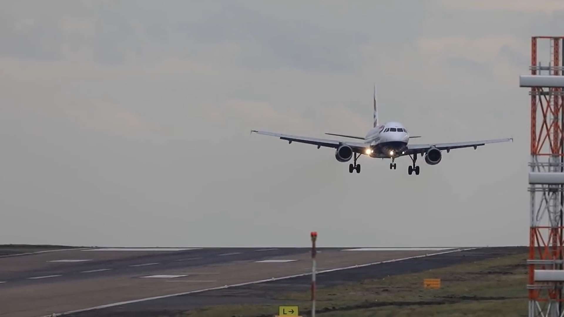 Aviões fazem pousos assustadores por conta do vento